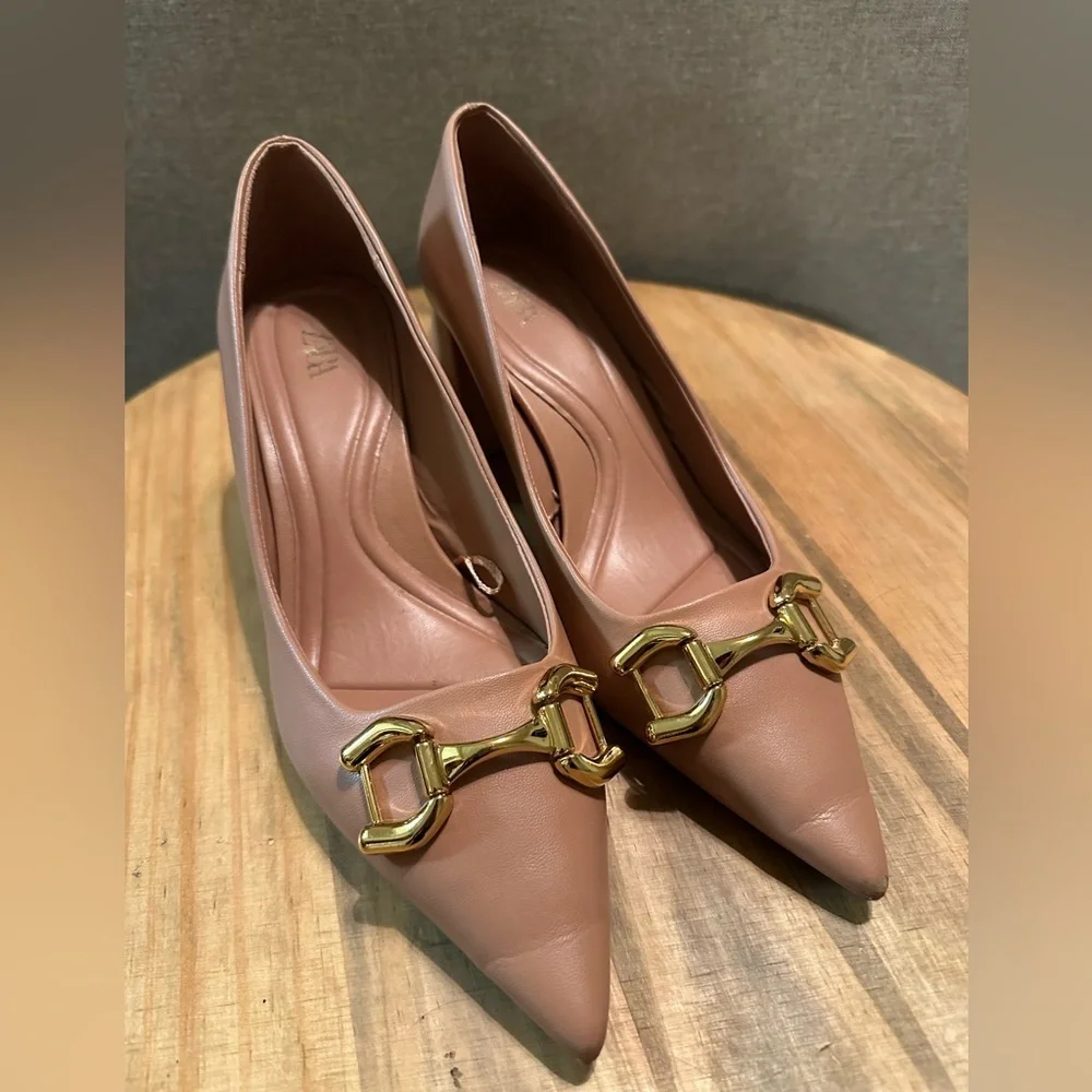 Zara Gold Horsebit Chunky Pointed Toe Heels Nude Size 39/US8